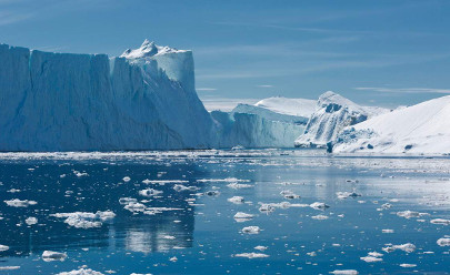 Ледяной фьорд и айсберги в Гренландии