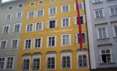 Посещение музея-квартиры Моцарта в Зальцбурге в Германии