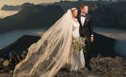 Молодожены из Норвегии подняли свадебное фото на новые высоты