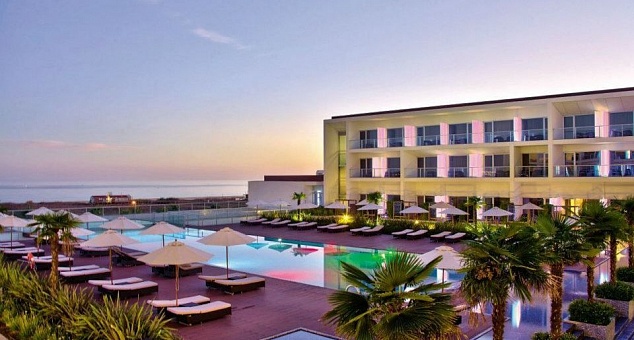 Yellow Lagos Meia Praia Hotel